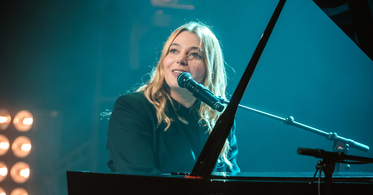 Portrait de Santa, autrice-compositrice, au piano